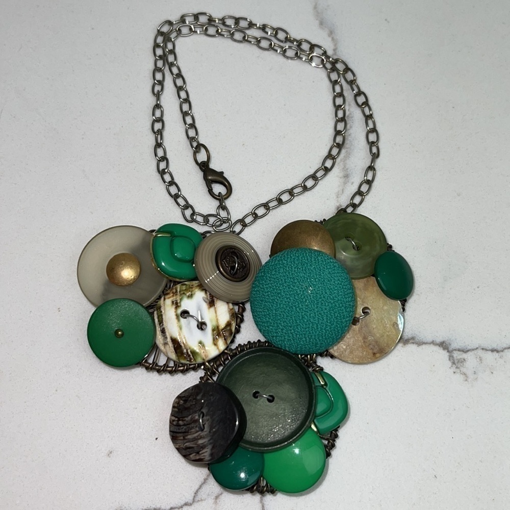 𝅺Cluster Button Necklace - Picture 3 of 4
